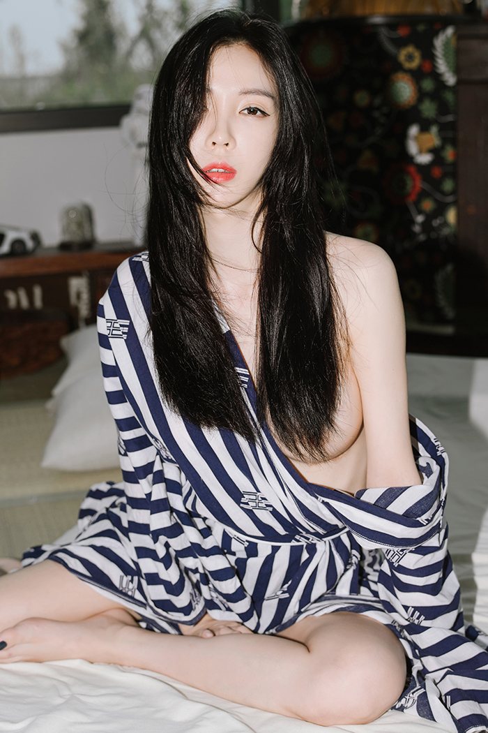 韩国少女Kim白色吊带魔鬼身材性感唯美写真套图
