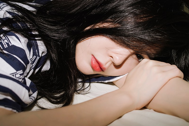 韩国少女Kim白色吊带魔鬼身材性感唯美写真套图