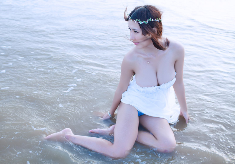 花环女神三亚海边巨乳拍写真巨乳美女套图