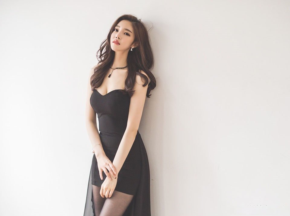 韩国美女黑丝短裙写真美乳诱惑妹子图
