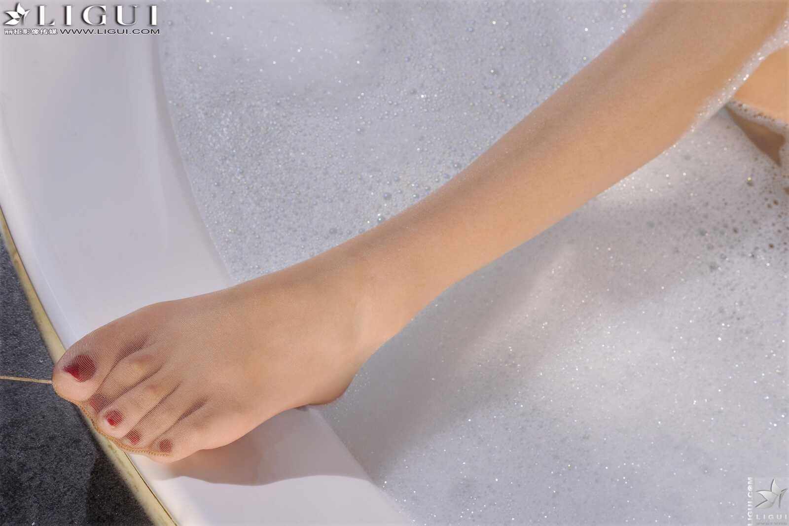 丽柜LiGui Model 文欣《浴室浴巾裹胸湿身》 美腿