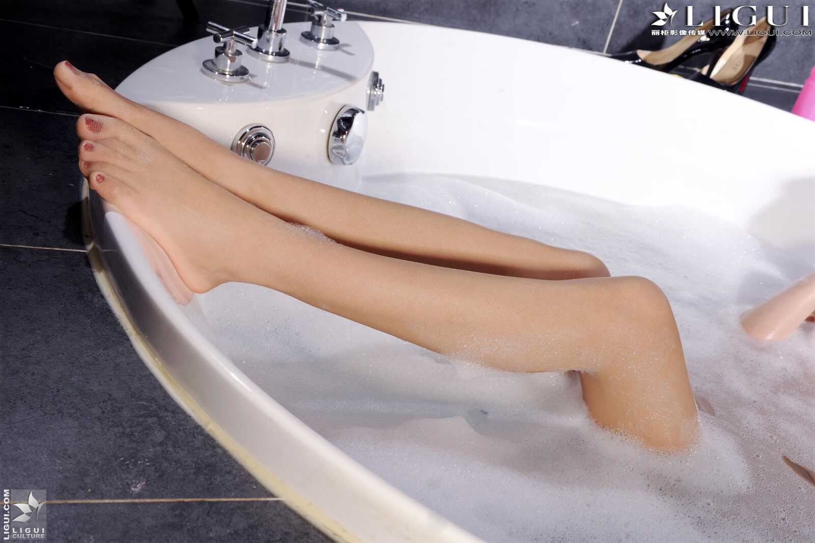 丽柜LiGui Model 文欣《浴室浴巾裹胸湿身》 美腿